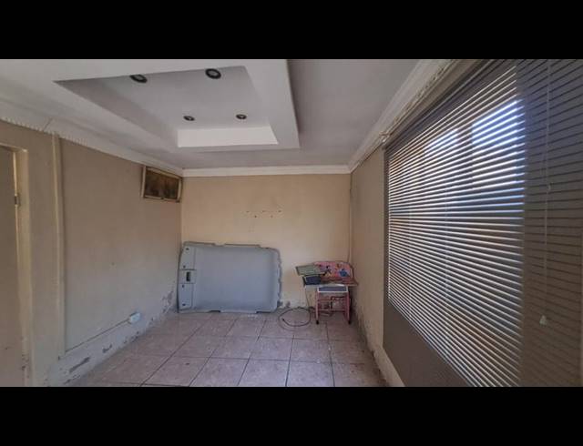 6 BEDROOM HOUSE FOR SALE IN UMLAZI M